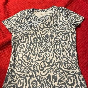 Women’s Under armour short sleeve blue shirt.